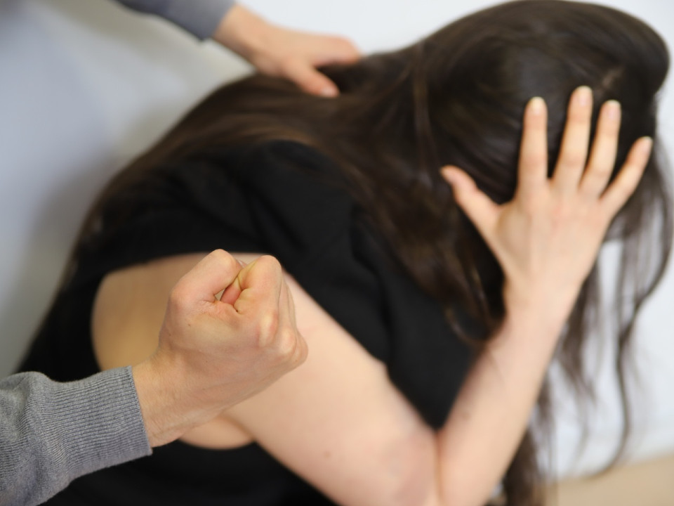 Lyon : il s’infiltre chez son ex pendant la nuit et la réveille avec un couteau sous la gorge