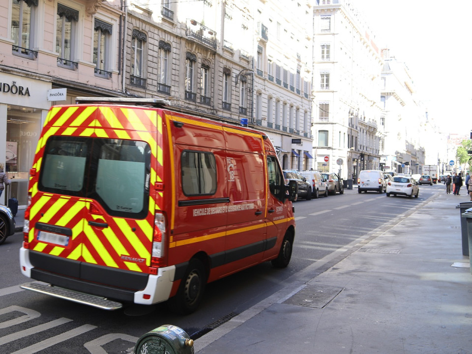 Vénissieux : pris de démence, un père se jette par la fenêtre avec sa fille