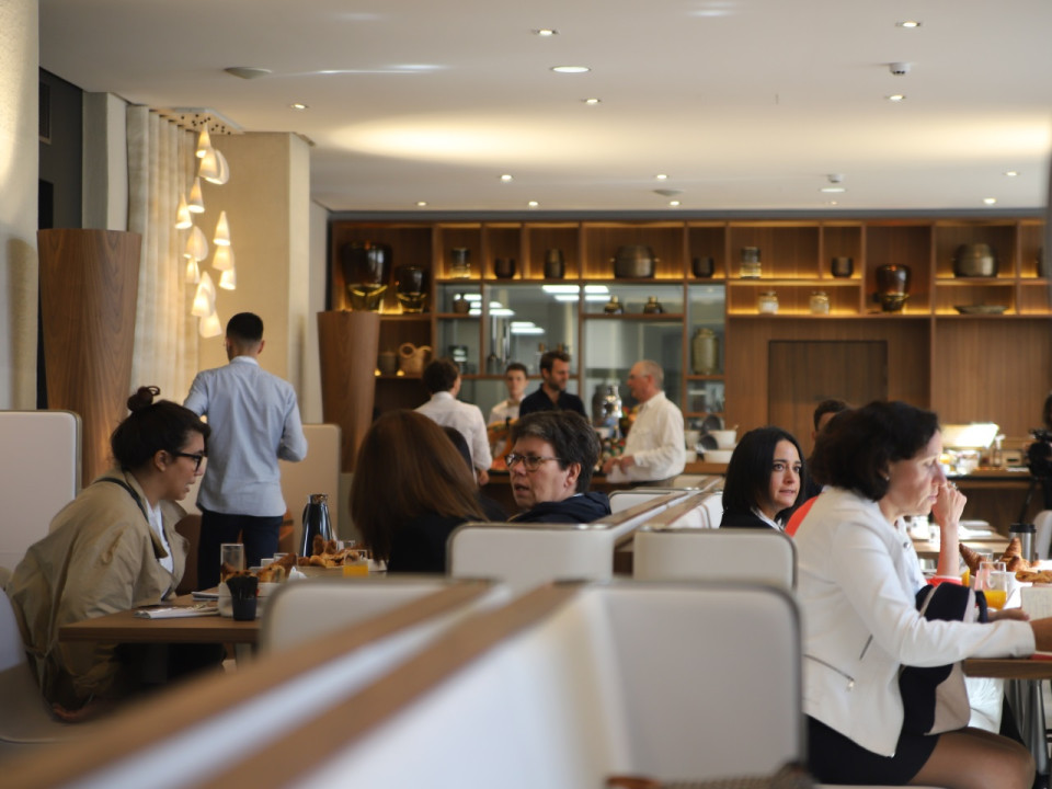 Coronavirus : Edouard Philippe annonce la fermeture de tous les restaurants, cin&eacute;mas et commerces non essentiels