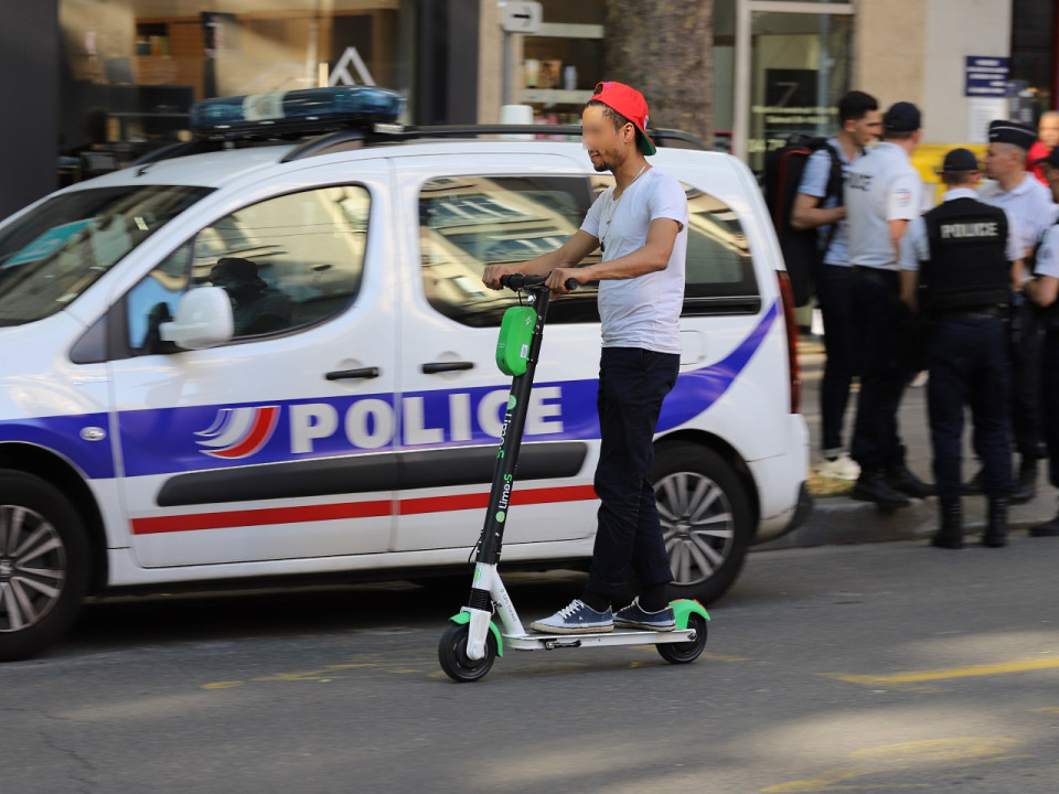 Vénissieux : un conducteur recherché après avoir violemment percuté un homme en trottinette