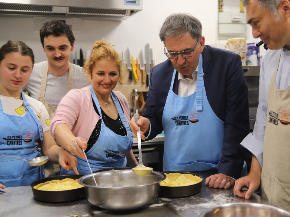 David Kimelfeld s'essaye à la cuisine avec Grégory Cuilleron