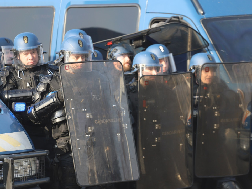 Lyon : elle filme la manifestation depuis sa fenêtre et reçoit une grenade lacrymogène