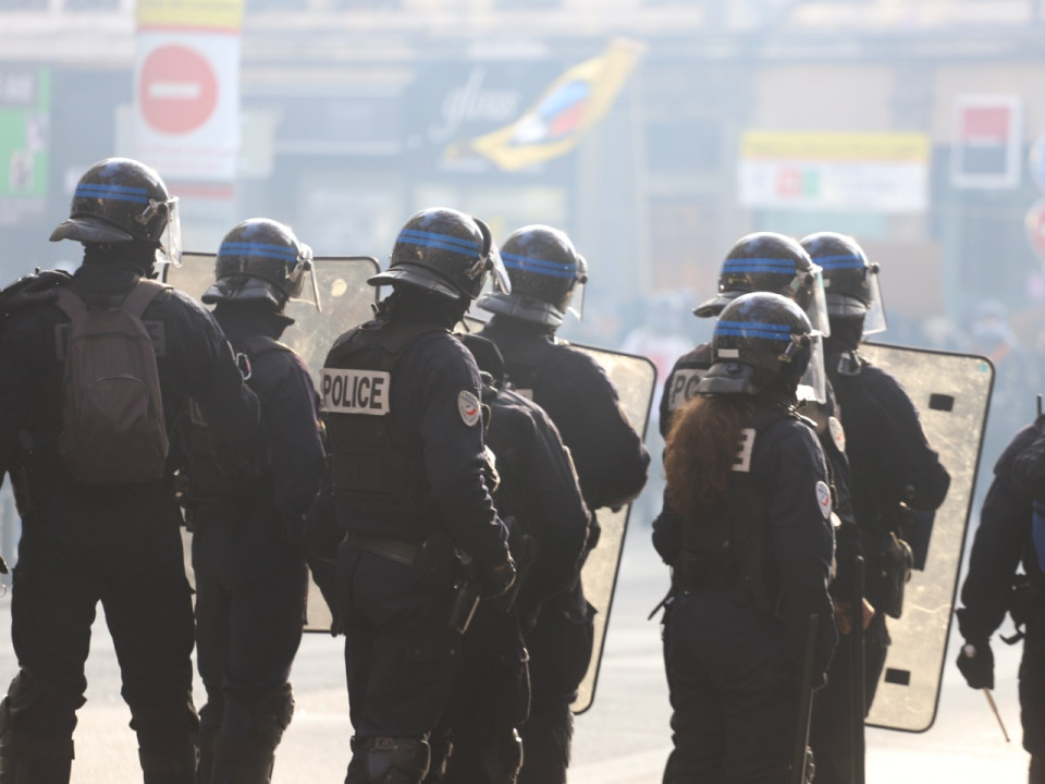 Des policiers agressés par une trentaine d'individus près de Lyon