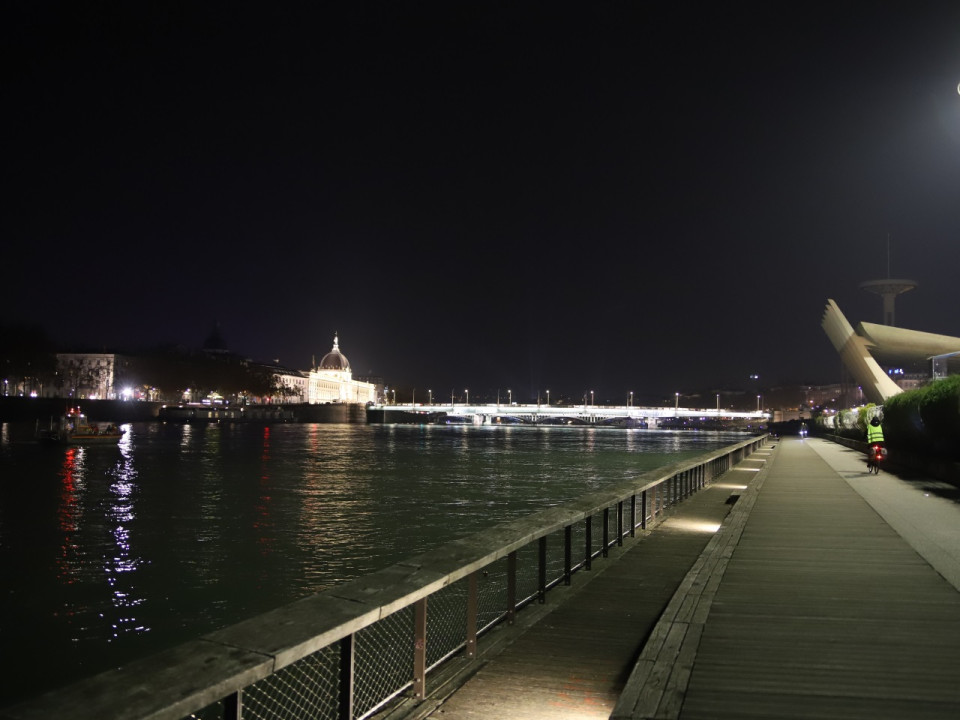 Lyon : un groupe de 10 jeunes leur saute dessus sur les berges du Rhône