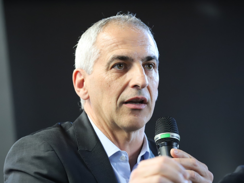 Les vitres de la permanence de Jean-Luc Fugit (LREM) tapissées par les opposants à la réforme des retraites