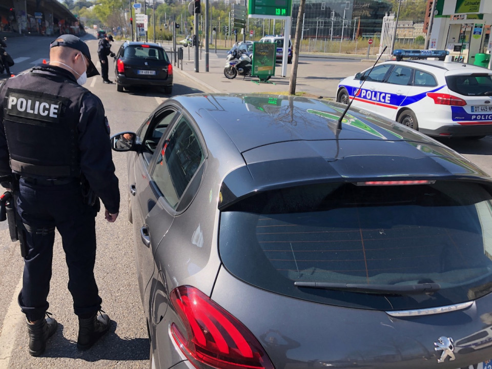 Bron : il n&rsquo;a pas son attestation et insulte les policiers