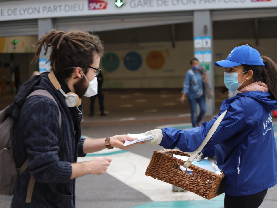 Lyon : la Métropole rappelle le risque de jeter son masque au mauvais endroit