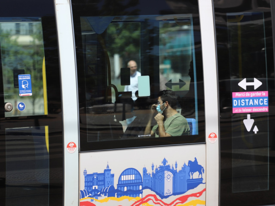 Lyon : il harc&egrave;le une femme dans le tramway puis lui crache dessus