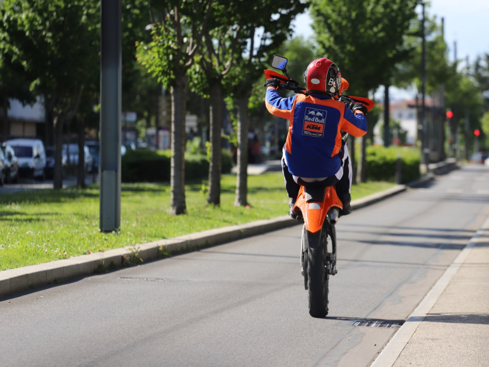 Vaulx-en-Velin : un enfant de 5 ans renversé par une moto, le chauffard recherché