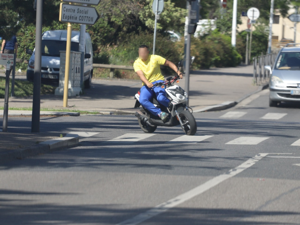 Villeurbanne : dès le matin, en plein rodéo, il fait des doigts d’honneur aux policiers