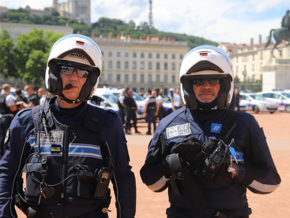 Lyon : nouvelle manifestation des policiers en colère sur la place Bellecour