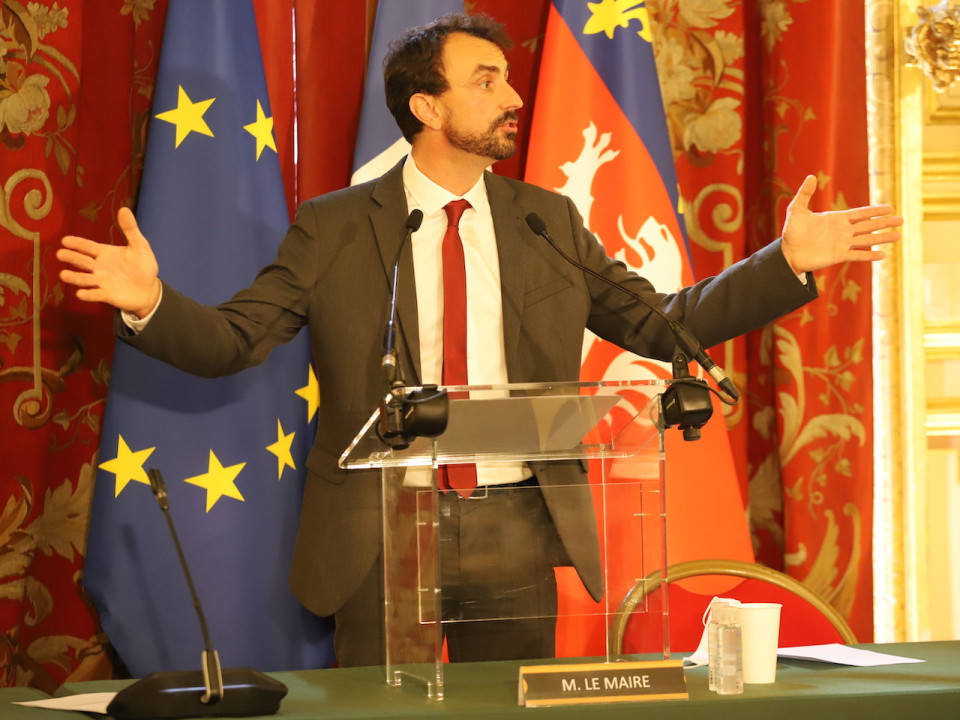 Maire de Lyon : l’indemnité en baisse de 1000 euros, de "la com’ et de l’esbroufe" ?