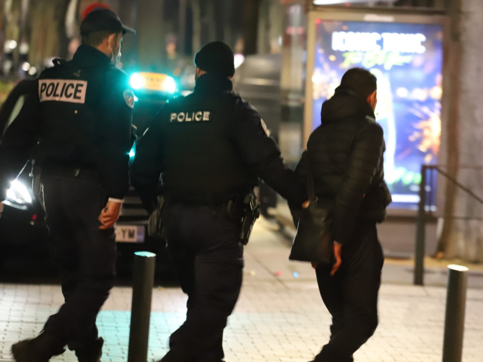 Lyon : le policier rattrape le voleur de téléphone et reçoit des coups de coude