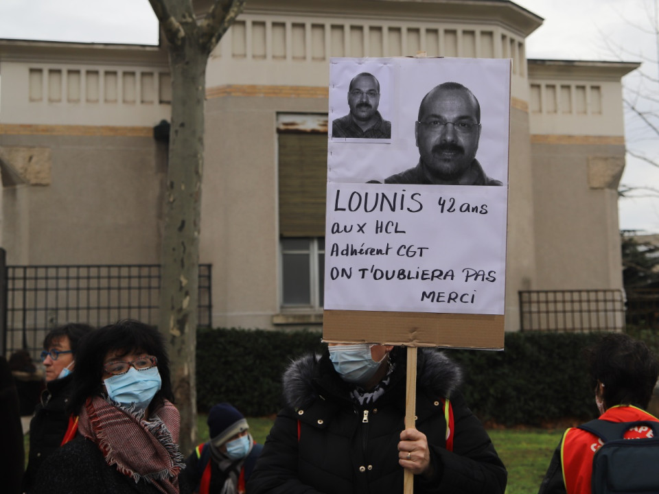 Lyon : la compagne du soignant décédé du Covid-19 souhaite porter plainte contre les HCL