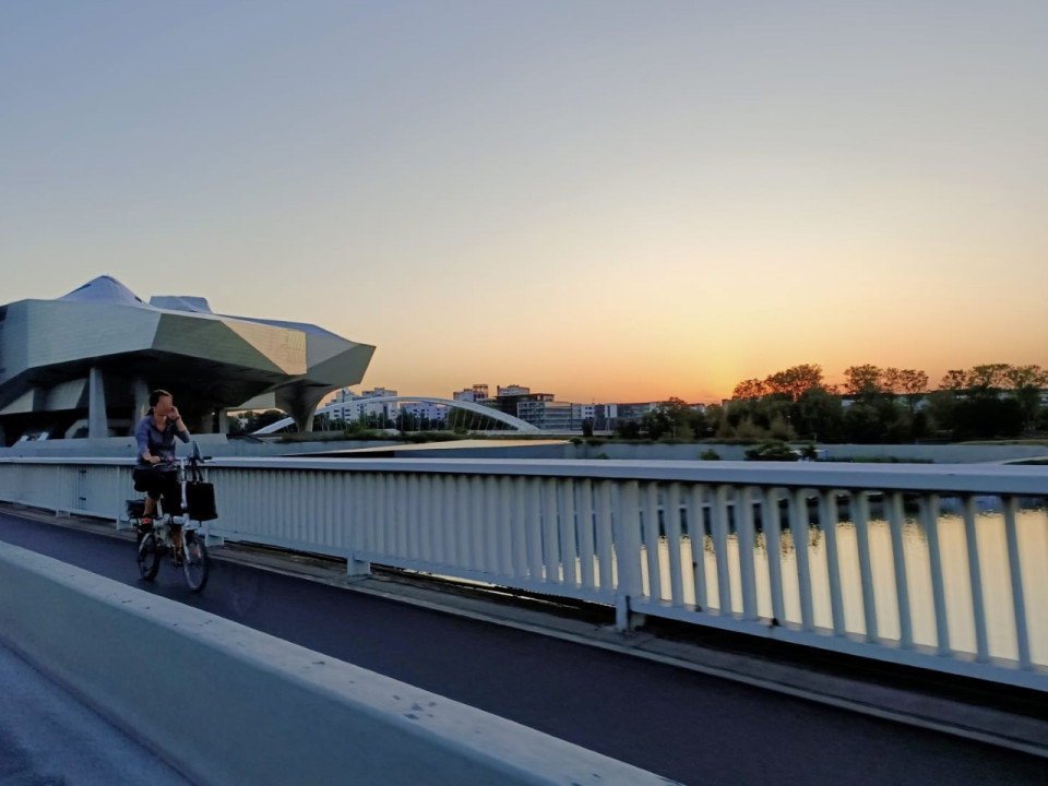Lyon : la piste cyclable du pont de la Mulatière déjà à refaire