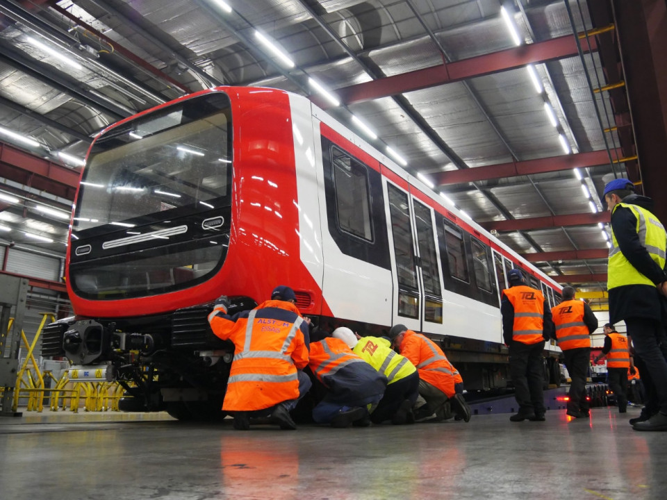 Convoi exceptionnel : la nouvelle rame du métro B arrive à Lyon