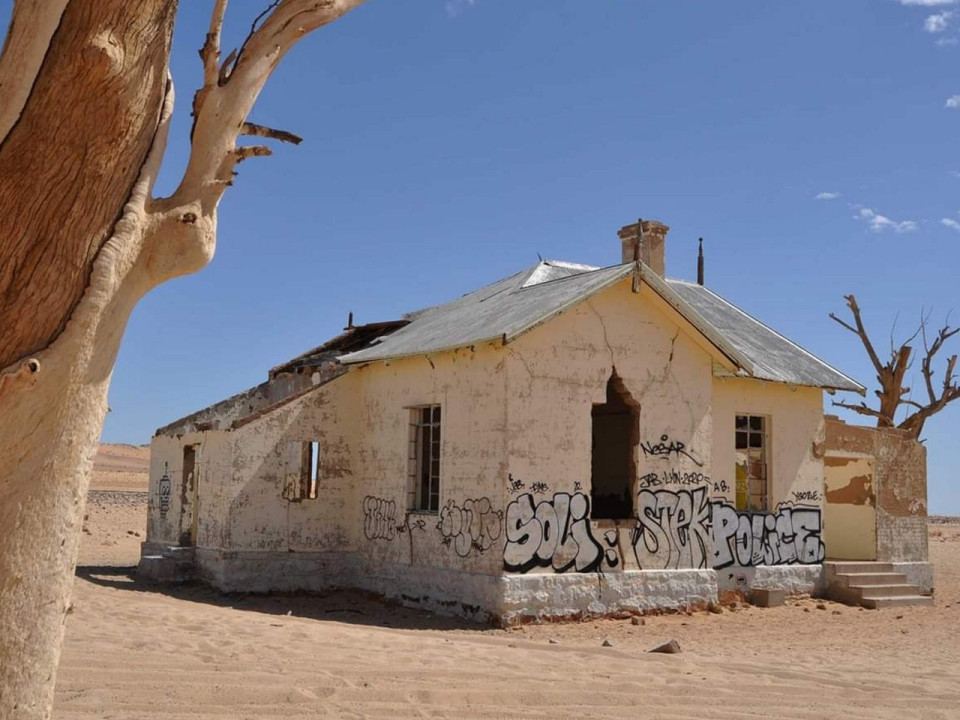 Polémique : des graffeurs lyonnais accusés d'avoir vandalisé un bâtiment historique en Namibie