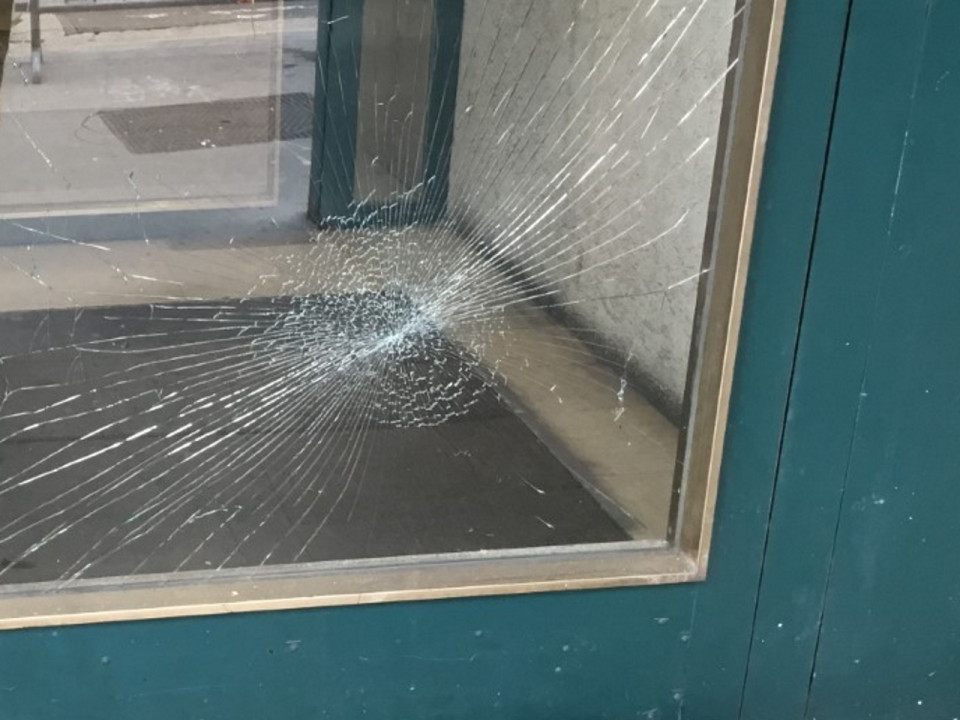 Lyon : il tente d’ouvrir la porte du commissariat à coups de pied