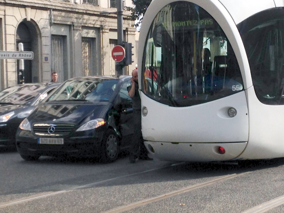 Collision entre un tram et une voiture &agrave; Confluence