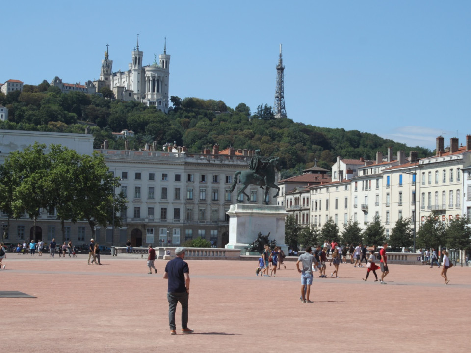 Une nouvelle agence TCL sur la place Bellecour pour remplacer Decitre