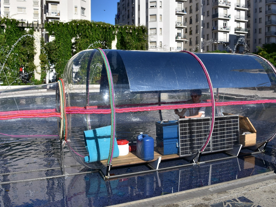 Villeurbanne : il vit dans une bouteille géante devant la mairie