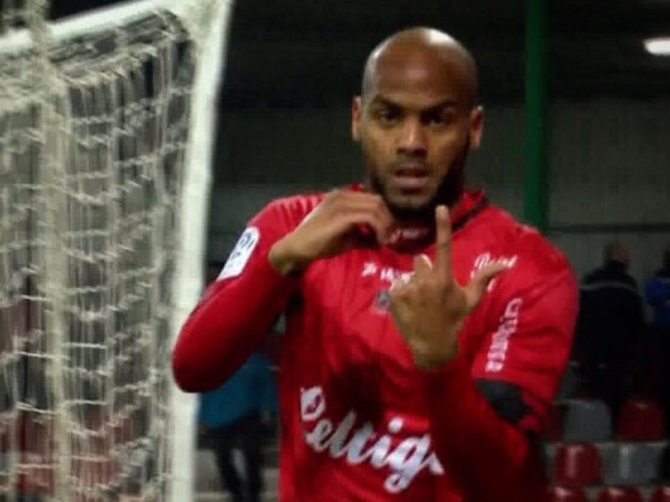 Jimmy Briand célèbre son but contre l'ASSE en mimant le signe de l'OL