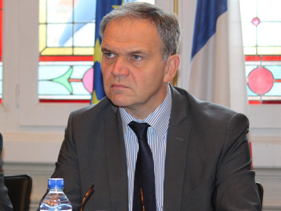 Création de nouveaux centres d'accueil pour migrant à Calais : "un dispositif voué à l'échec"