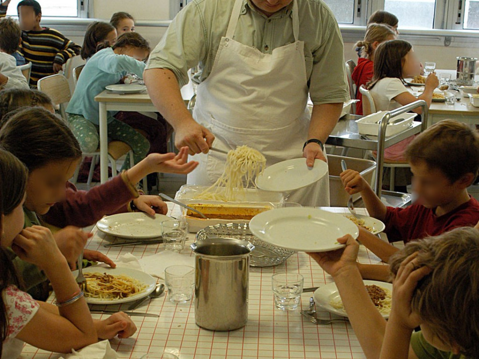 Villeurbanne : des bons d'achat distribués aux familles modestes pour remplacer la cantine