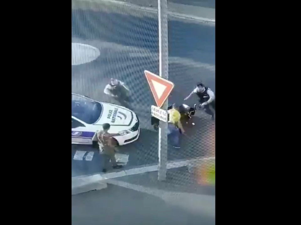 Vaulx-en-Velin : ivres, ils chutent de leur scooter devant le commissariat (VIDEO)