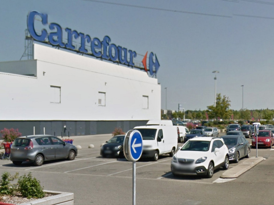 Ils se revendiquent de Nuit Debout et se servent à manger dans le Carrefour de Vénissieux