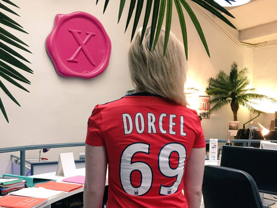 Un maillot floqu&eacute; 69, le cadeau clin d&rsquo;oeil de l&rsquo;OL &agrave; Marc Dorcel