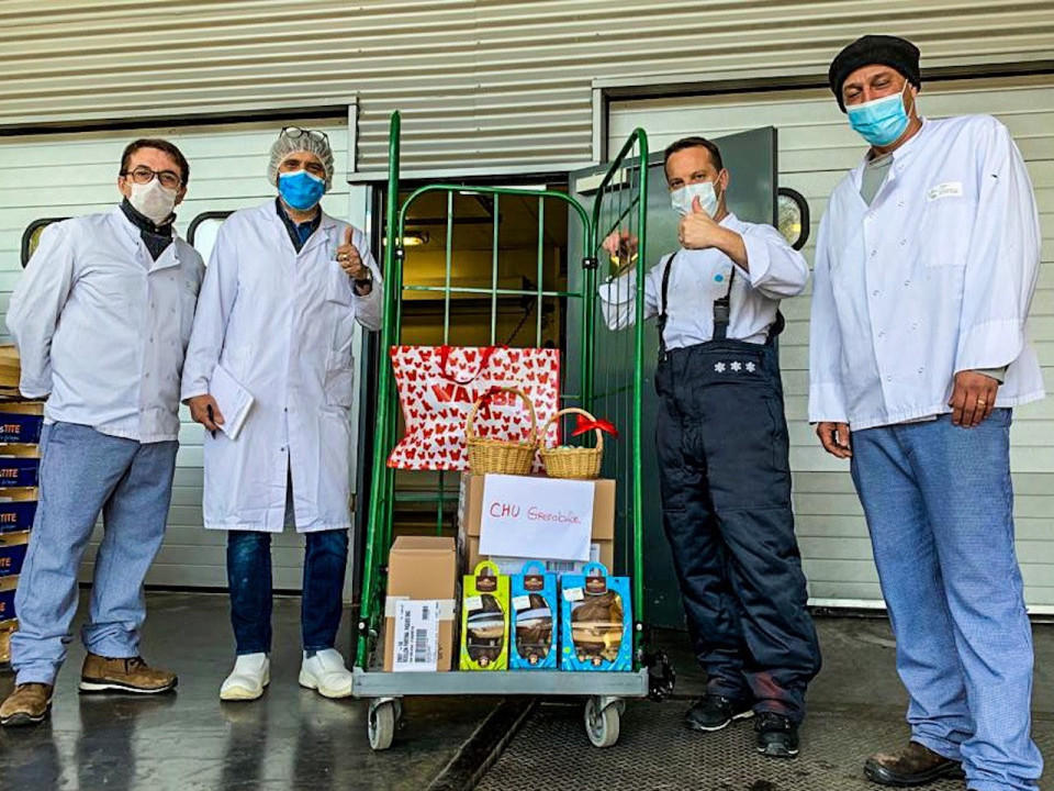 Les équipes de Walibi Rhône-Alpes distribuent des œufs en chocolat au personnel soignant