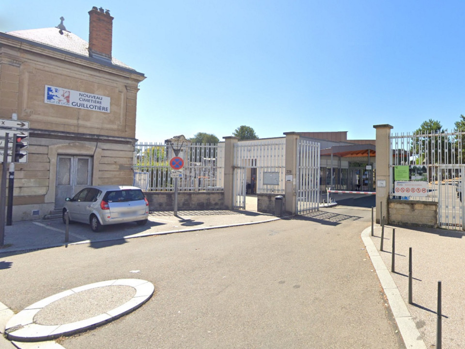 Près de 200 personnes veulent assister à un enterrement à Lyon, la police appelée en renfort