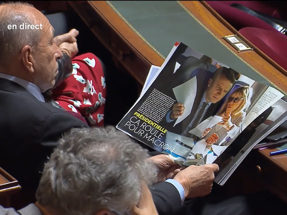 Même au Sénat, Collomb ne peut pas vivre sans Macron