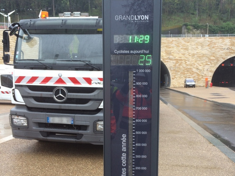 Un compteur de vélos devant le tube mode doux de la Croix-Rousse