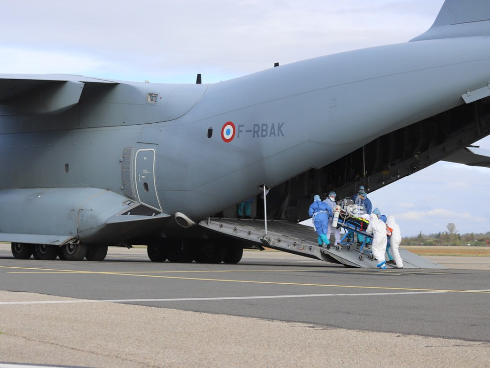 Covid-19 : quatre patients du Rhône transférés par avion militaire vers Paris