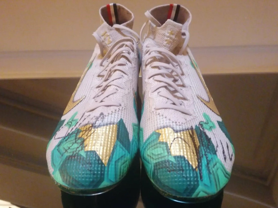 Une vente aux enchères d'objets de légendes du sport organisée à Lyon