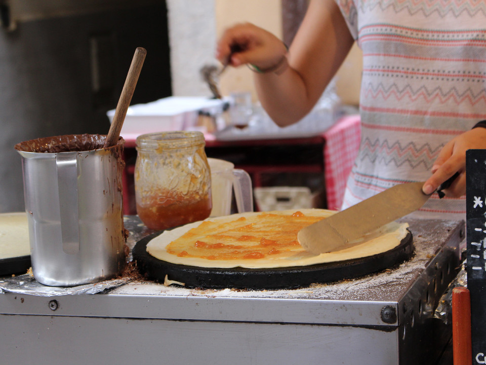 Le père du garçonnet décédé après avoir mangé une crêpe accuse la maîtresse