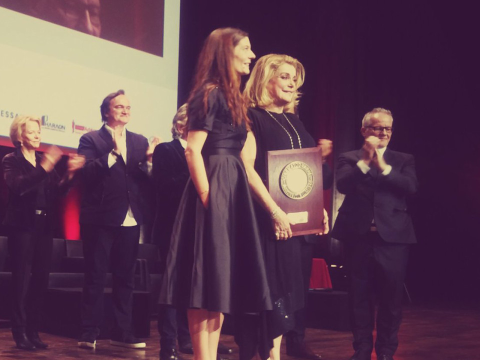 Catherine Deneuve rend hommage aux agriculteurs de France après son prix Lumière