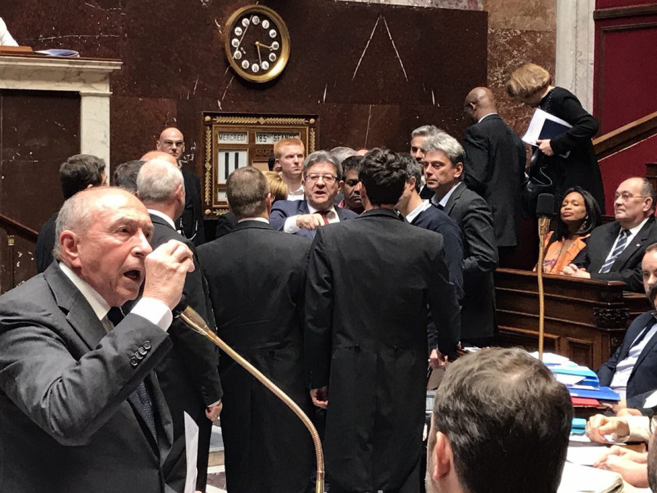 Tensions à l'Assemblée nationale : Collomb presque pris à partie par Mélenchon - VIDEO