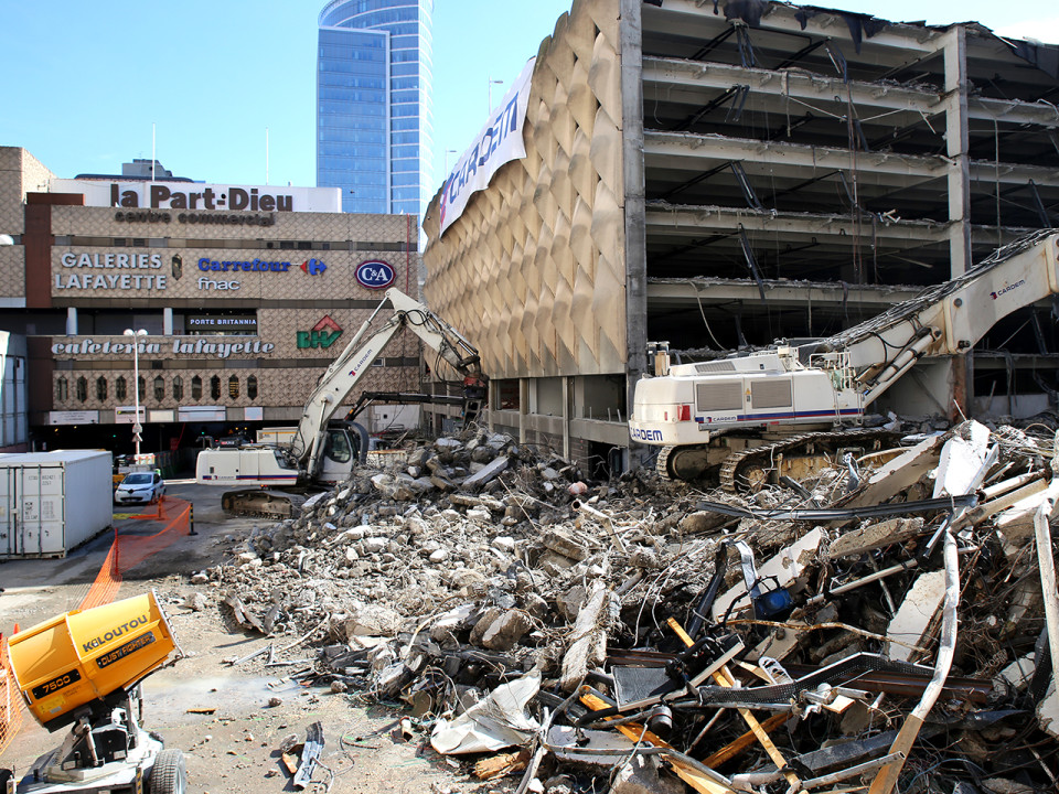Doucement, mais sûrement, les 3 000 places du parking de la Part-Dieu à Lyon disparaissent - VIDÉO