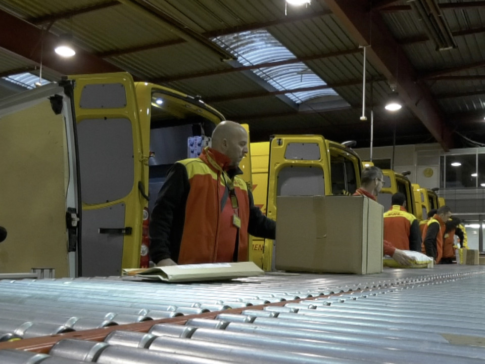 Lyon : dans le rush des colis de Noël - VIDEO