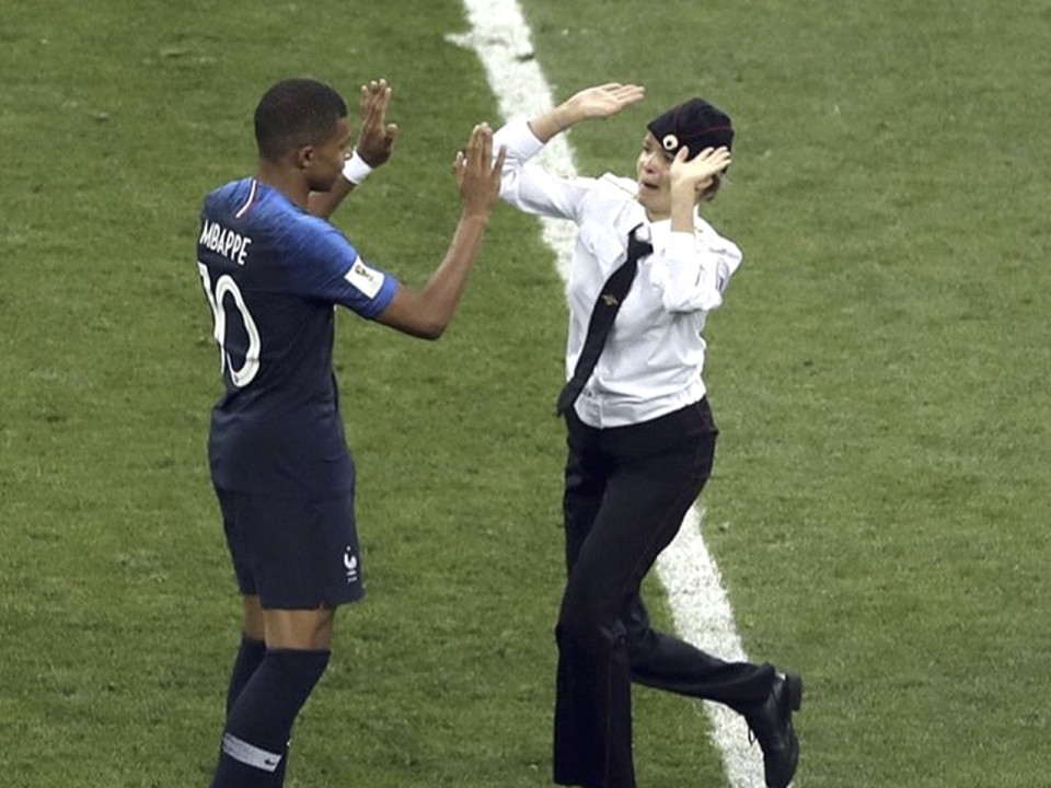 Une Pussy Riot rend visite aux gilets jaunes de Feyzin