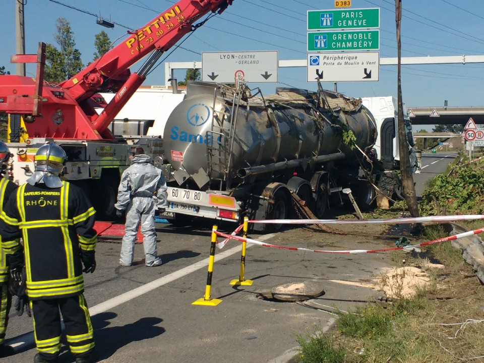 Camion couché sur le périph’ : la moitié du chargement d’acide dans la nature