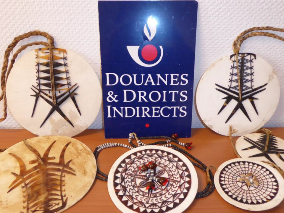 Arrêté à l'aéroport de Lyon avec des parures réalisées à partir d'espèces protégées