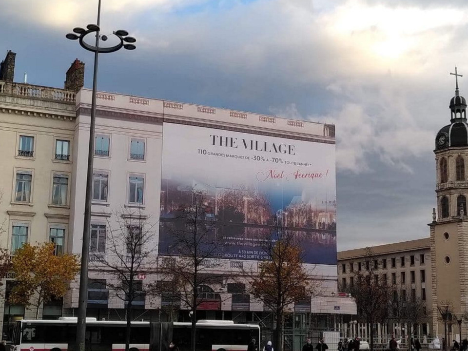 Lyon : le collectif Plein La Vue dénonce la nouvelle campagne publicitaire place Bellecour