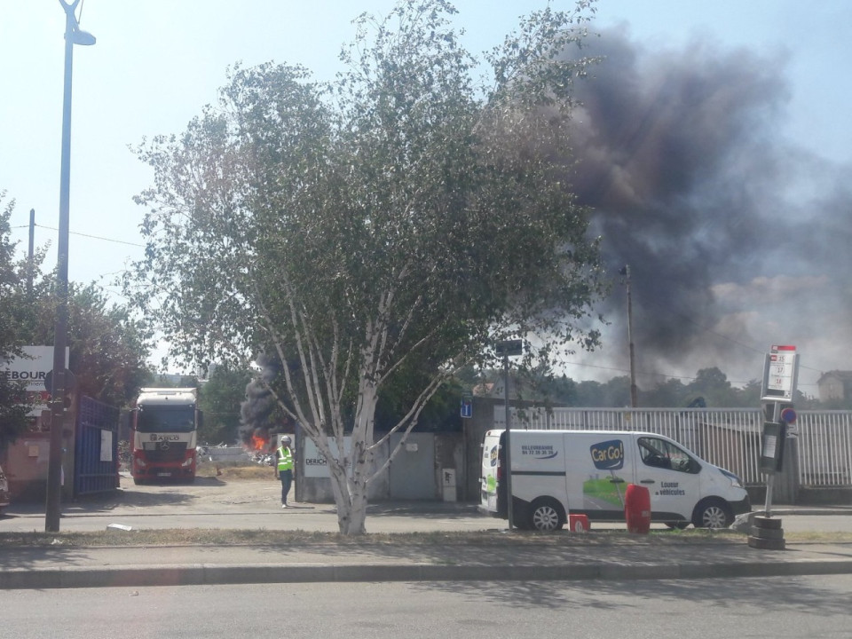Plusieurs tonnes de déchets en feu dans une société au sud de Lyon