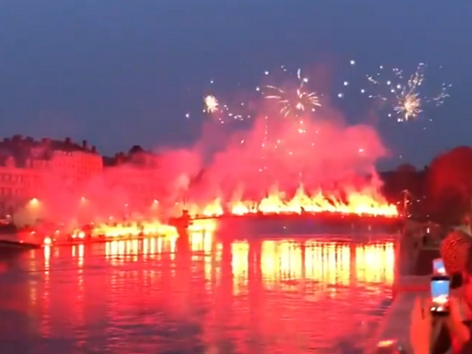 Lyon : un nouveau feu d'artifice surprise tiré en Presqu'île