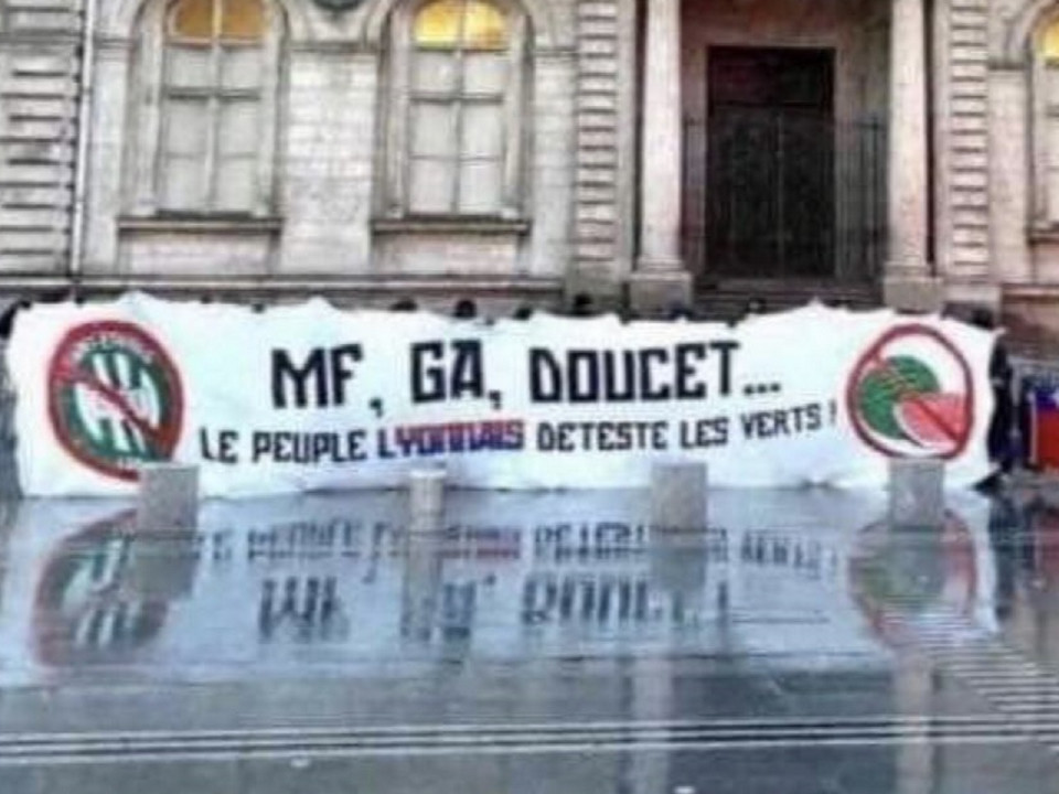 "Le peuple lyonnais déteste les verts" : les supporters de l'OL font passer un message à Grégory Doucet