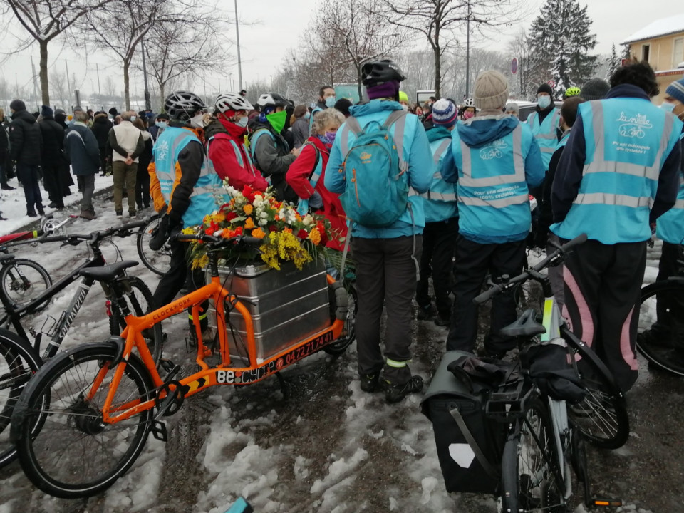 Plus de 300 personnes ont rendu hommage au cycliste mortellement renversé à Vaulx-en-Velin